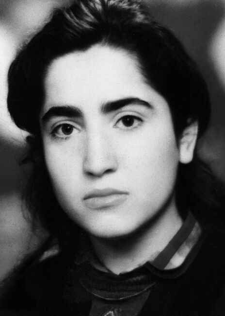 Serpil Canik, 1974 yılında Ankara’da doğdu. İlkokulu Dikmen İlkokulu’nda, ortaokulu Akşemsettin Ortaokulu’nda okudu. Ayrancı Ticaret Lisesi’nde Muhasebe Bölümü’ne başladı. Lise son sınıfta S.S Eyko Arsa ve Konut Yapı Kooperatifi’nde staja başladı. 1992 yılında liseden mezun olan Serpil, aynı yıl staj yaptığı şirkette işe başladı. Canik, hem çalışıyor hem de üniversite sınavlarına hazırlanıyordu. Üniversitede İngiliz Dili ve Edebiyatı Bölümü’nü okumak istiyordu. Ablası Serdal Canik aracılığıyla Pir Sultan Abdal Kültür ve Tanıtma Derneği’yle tanıştı. Serdal, derneğe bağlı tiyatro topluluğunun üyesiydi. Serpil ise çocukluğundan itibaren halk oyunları tutkunuydu. Ayrancı Ticaret Lisesi’nde halk dansları topluluğuna katılmıştı. Dernek bünyesinde de önce folklor, daha sonra semah ekibine girdi. Mesai saatleri dışında zamanın büyük bir bölümünü semah provalarında geçirirdi. 1992 yılında semah ekibiyle Çanakkale’ye gitti. Çanakkale Belediyesi tarafından düzenlenen 29. Troya Festivali’nde semah döndü. Ağustos ayında düzenlenen 29. Hacı Bektaş-ı Veli Anma Törenleri’nde de semah ekibinde yer aldı. Canik, 1993 yılında Sivas’ta düzenlenen 4. Geleneksel Pir Sultan Abdal Kültür Etkinlikleri’nde semah dönecekti. Ablası Serdal Canik ise Pir Sultan Abdal tiyatro oyununda köylü rolünü oynayacaktı. İki kardeş, aynı zamanda kitap standında görevliydi. 30 Haziran akşamı iki otobüs Ankara’nın Dikmen semtinden Sivas’a doğru yola çıktı. Babası Muharrem, annesi Sultan ve en küçük kardeşi Ahmet, şenliğe katılacak misafirlerin ve dernek yöneticilerinin olduğu otobüste; Serpil ve Serdal ise semahçı, tiyatrocu ve stant görevlisi arkadaşlarının yer aldığı otobüsteydi. 1 Temmuz Perşembe günü şenlik programı kapsamında etkinlikler başladı. Kültür Merkezi’ndeki açılış töreninden sonra Buruciye Medresesi’nin bahçesinde kitap stantları açıldı. Serpil ve Serdal dernek adına açılan kitap standının başındaydı. 2 Temmuz Cuma günü ise şenlik programının Sivas Merkez’deki ikinci günü başladı. Serpil, sabah saatlerinde Buruciye Medresesi’ndeki kitap standındaydı. Öğle saatlerinde de arkadaşlarıyla birlikte Sivas Lokantası’na geçti. Cuma namazından çıkan saldırganlar sloganlar eşliğinde Sivas Lokantası’nın önünden geçerek Valilik binasına doğru yürümeye başladı. Ardından Kültür Merkezi’ne yöneldiler.O esnada aile üyelerinin her biri başka bir yerdeydi. Anne, baba ve küçük kardeşi Alibaba Mahallesi’nde, ablası Serdal Kültür Merkezi’ndeydi. Serpil ise semahçı arkadaşlarıyla daha güvenli olacağı varsayımıyla Madımak Oteli’ne geçti. Otel kısa bir süre sonra sayıları on binleri bulan saldırganlar tarafından kuşatıldı. Akşam saatlerinde de ateşe verildi.