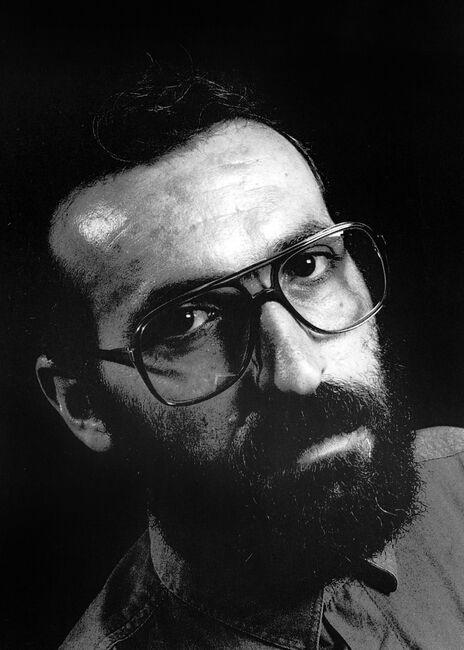 Uğur Kaynar, 1956 yılında Sivas’ın Zara ilçesinde doğdu.  İlk ve ortaöğrenimini Zara’da okudu. 14 yaşındayken annesini kaybeden Kaynar, çocukluk ve ilk gençlik yıllarını geçirdiği Zara’dan ayrılarak Ankara’ya yerleşti. Kurtuluş Lisesi’nde lise eğitimine başladı. Lise yıllarında politik mücadeleye katılan Kaynar, LİSE-DER’in kurucuları arasındaydı. Ekonomik zorluklar ve Gençlik Hareketi içindeki aktif rolünden dolayı lise eğitimini tamamlayamadı. LİSE-DER’den sonra Dev-Genç bünyesinde de politikmücadelenin içinde yer almayı sürdürdü. 1977 yılında Ankara’nın Ayrancı semtinde Halkevleri bünyesinde kurulması planlanan Halk Odası çalışmaları sırasında tanıştığı “mücadele arkadaşı” Serap Kaynar’la evlendi. O yıllarda aynı zamanda ahşap oyuncak imalatı, kuruyemiş ve kaset satışı gibi çeşitli işler yaptı. 1979, 1980 ve 1980 Askerî Darbesi’nden sonraki yıllarda çeşitli aralıklarla Mamak Cezaevi’nde yattı. Cezaevindeyken kızı Elif’in doğum haberi ile babasının ölüm haberini birlikte aldı. “Hapishane koşullarından kalma bir kemik erimesi hastalığı”yla 1983 yılında cezaevinden çıktı.Cezaevinden çıktıktan sonra video kulüp işletmeciliği gibi çeşitli işler yapmayı sürdürse de 1980’lerin ortaları Kaynar’ın sabahlara kadar şiirle meşgul olduğu yıllardı. Şiirlerini önce bir peçeteye, daha sonra başka bir peçeteye ve bir başka peçeteye yazardı. Böylece damıtım işlemi peçeteler üzerinde tamamlanmış olurdu. Şiirlerinin teması ise sevgi, hüzün ve ölüm idi. Aynı zamanda şiirlerinde “humour’a dönüşmeye yatkın bir kara mizah” da bulmak mümkündü. Şiirleri; onunla anılabilecek bir argo, “belli belirsiz absürdlükler, çizgi dışılıklar, dize ölçüsünde şaşırtıcı söyleşiler, anlamını ancak Uğur’un çözebileceği birtakım şifreler, gizler” içeriyordu. Mesajını açık ve net bir şekilde vermeyen, böyle bir kaygı da gütmeyen nevi şahsına münhasır bir şairdi. 1987 yılında kızı Ezgican doğdu. “Cezaevi döneminin birikimi” olan ilk şiir kitabı Çiçekler Halaya Durdu 1988’de yayımlandı. 1990 yılında Ankara’da, şairlerin şiirlerini kendi el yazılarıyla yayımladığı Elyazıları Yayıncılık’ı kurdu. Gizemya (1990) ve Aşkınam (1991) adlı şiir kitaplarını da bu yayınevinden kendi el yazısıyla yayımladı. Ayrıcasekiz şairin şiir kitaplarını yine kendi el yazısıyla yayımladı. Bu şairler arasında Sivas Katliamı’nda yitirdiğimiz Behçet Aysan ve Metin Altıok da vardı. Kaynar, 1993 yılında Sivas’ta gerçekleştirilen 4. Geleneksel Pir Sultan Abdal Kültür Etkinlikleri’ne çağrılı şairlerden biriydi. 1992 yılında Sivas’ın Yıldızeli ilçesi Banaz köyünde gerçekleştirilen 3. Geleneksel Pir Sultan Abdal Kültür Etkinlikleri’ne de katılmıştı. 30 Haziran 1993 günü akşamı, şenliğe çağrılı sanatçıların yer aldığı otobüsle Ankara’dan Sivas’a doğru yola çıktı. 1 Temmuz Perşembe günü Şenlik programı kapsamında etkinlikler başladı. Kültür Merkezi’ndeki açılış töreninden sonra şenliğe çağrılı yazarlar kitaplarını imzalamak ve okuyucularla söyleşiler yapmak üzere Buruciye Medresesi’nin bahçesinde yer alan kitap stantlarına geçti. Kaynar’ın masası Buruciye Medresesi’nin arka tarafında, şair dostları Metin Altıok ile Behçet Aysan’ın masasına bitişikti. 2 Temmuz Cuma günü saat 10.00’da yazar arkadaşlarıyla birlikte kitaplarını imzalamak ve söyleşiler yapmak üzere yeniden Buruciye Medresesi’ndeki kitap standındaydı. Kitaplarını imzaladıktan ve okuyucularıyla söyleştikten sonra öğle yemeği için Cumhuriyet Lokantası’na geçti. Akşam saat 20.00’de Buruciye Medresesi’nde yapılacak Şiir Akşamı’nda panelist idi. Cuma namazından çıkan saldırganlar sloganlar eşliğinde Cumhuriyet Lokantası’nın önünden geçerek Valilik binasına doğru yürümeye başladı. Uğur Kaynar da diğer yazar arkadaşları gibi olaylar durulana kadar, konakladığı Madımak Oteli’ne geçti. Otel kısa bir süre sonra sayıları on binleri bulan saldırganlar tarafından kuşatıldı. Akşam saatlerinde de ateşe verildi.