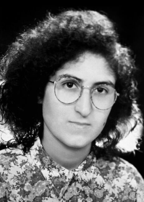 Yasemin Sivri, 1974 yılında Ankara’da doğdu. İlkokul eğitiminin ilk üç yılını Mamak Derbent İlkokulu’nda, kalan yıllarını da Sokullu Mehmet Paşa İlkokulu’nda tamamladı. Atatürk Lisesi’nden mezun olan Yasemin, “bir kitap kurdu” idi. Okumak, araştırmak ve tartışmak en büyük tutkusuydu. Okuduğu kitaplar üzerine eleştirel notlar aldığı defterini yanından hiç ayırmazdı. Şiir sanatına da tutkundu. Nâzım Hikmet, Ahmed Arif ve Orhan Veli başucu kitaplarından sadece bazılarıydı. 1991 yılının ortalarında kız kardeşi Asuman’la birlikte Pir Sultan Abdal Kültür ve Tanıtma Derneği’nin kültürel etkinliklerine katılmaya başladı. İki kardeş bir düğün töreninde semah ekibinin gösterisini izlemiş ve çok etkilenmişlerdi. Kısa bir süre sonra derneğe bağlı semah topluluğuna dâhil oldular. Dernek tarafından düzenlenen birçok etkinlikte semah döndüler. 1992 yılının Haziran ayında Banaz’da düzenlenen 3. Geleneksel Pir Sultan Abdal Kültür Etkinlikleri’ne de katıldılar. Sivri, 1992 yılında Hacettepe Üniversitesi Felsefe Bölümü’ne girdi. Hayali üniversitede akademik kariyer yapmaktı. Felsefe öğretmeni İoanna Kuçuradi ona akademik alanda ilerlemesini önermişti. Yasemin de gelecek planlarını bu öneriye uygun şekilde tasarlamıştı. Goethe Enstitüsü’nde Almanca kursuna başladı. Üniversiteden mezun olunca Almanya’da yüksek lisans yapmayı planlıyordu.  1993 yılında da dernek tarafından düzenlenen etkinliklerde görev almaya devam etti. Semah ekibinde yer almak dışında, aynı zamanda derneğin kütüphane sorumlusu olmuştu. Kız kardeşi Asuman ise henüz 16 yaşında olmasına rağmen semah topluluğunda hoca olmuştu. Haziran ayında Hollanda vatandaşı Carina Thuijs adlı kültürel antropoloji öğrencisiyle tanıştılar. Carina, Yasemin’in Hollanda’da sosyal hizmet uzmanı olarak çalışan kuzeninin yönlendirmesiyle amcalarının evinde misafir olarak kalıyordu. “Türk Kadınlarının Sosyal Ağları ve Kendi Aralarındaki Hiyerarşik İlişki” konulu bir araştırma tezi için Çorum’un Mollahasan köyünde saha çalışması yapacaktı. Yasemin ve Asuman’la kısa sürede çok yakın arkadaş oldu. İki kardeş ise o sıralar Temmuz ayında Sivas’ta düzenlenecek 4. Geleneksel Pir Sultan Abdal Kültür Etkinlikleri’nin hazırlıklarına başlamışlardı. Carina da dernekteki semah provalarını izlemeye başladı. Dernekteki birçok insanla arkadaş oldu. Sivas’ta düzenlenecek şenliğe onlarla beraber katılmaya karar verdi. Sivri, 1993 yılında Sivas’ta düzenlenen 4. Geleneksel Pir Sultan Abdal Kültür Etkinlikleri’ne derneğin Gençlik Komisyonu üyesi ve kütüphane sorumlusu olarak katıldı. Kitap standında görevliydi. Şenliğe çağrılı yazar ve şairlerle tanışmayı amaçlıyordu. Kız kardeşi Asuman ve Carina Thuijs ile birlikte 30 Haziran akşamı semahçı, tiyatrocu ve stant görevlilerinin yer aldığı otobüsle Ankara’dan Sivas’a doğru yola çıktı. 1 Temmuz Perşembe günü şenlik programı kapsamında etkinlikler başladı. Kültür Merkezi’ndeki açılış töreninin ardından şenliğe çağrılı yazarlar kitaplarını imzalamak ve okuyucularla söyleşiler yapmak üzere Buruciye Medresesi’nin bahçesinde yer alan kitap stantlarına geçti. Yasemin de medresenin bahçesinde açtıkları kitap standının başındaydı. Bir taraftan dernek adına kitap satışı yapıyor, diğer taraftan yazarlarla sohbet ediyordu. Akşam saatlerinde de 4 Eylül Kapalı Spor Salonu’nda Halk Gecesi etkinliği gerçekleşti. Asuman, semah topluluğundaki arkadaşlarıyla yaklaşık dört bin izleyicinin karşısında semah döndü. İzleyiciler arasında ablası Yasemin de vardı. 2 Temmuz Cuma günü kitap stantları yeniden açıldı. Şenliğe çağrılı yazarlara yardımcı olmaları için derneğin genç üyeleri görevlendirilmişti. Asım Bezirci’nin yardımcısı da Yasemin’di. Asım Bezirci’nin kitap standında beraber oturdular ve uzun uzun sohbet ettiler. Yasemin, aynı gün Aziz Nesin ve Asım Bezirci’ye kitaplarını da imzalattı. Öğle saatlerinde ise olaylar başladı. Cuma namazından çıkan saldırganlar sloganlar eşliğinde Valilik binasına doğru harekete geçti. Yasemin, Asuman ve Carina, semahçı ve tiyatrocu arkadaşlarıyla birlikte daha güvenli olacağı varsayımıyla Madımak Oteli’ne yöneldi. Otel kısa bir süre sonra sayıları on binleri bulan saldırganlar tarafından kuşatıldı. Akşam saatlerinde de ateşe verildi.