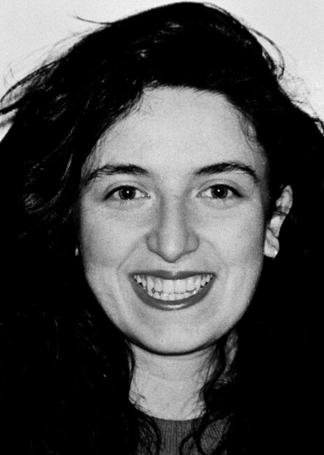 Yeşim Özkan, 1973 yılında Ankara’da doğdu.  ilköğretim eğitimini Alparslan İlköğretim Okulu’nda tamamladı. Liseden mezun olduktan sonra Hacettepe Üniversitesi Sosyal Hizmetler Yüksekokulu’na girdi. Böylece çocukluğundan itibaren hayalini kurduğu mesleğe “ilk adımını da atmış” oluyordu. Okul eğitimi dışında şiir ve tiyatro sanatlarıyla ilgiliydi. 1992 yılında amatör bir tiyatro topluluğuna katıldı. İlk oyununu Ankara Sanat Sahnesi’nde Aç Sınıfın Laneti adlı oyunla sahneledi. 1992 yılının Mayıs ayında da Pir Sultan Abdal Kültür ve Tanıtma Derneği’nin tiyatro topluluğuna girdi. Özkan, tiyatro topluluğunda hem dekorcu olarak teknik kadroda yer alıyor hem de Pir Sultan Abdal oyununda Ballıhan karakterini canlandırıyordu. Daha sonra ablası Huriye Özkan da Pir Sultan Abdal Kültür ve Tanıtma Derneği’nin semah ve tiyatro ekibine katıldı. 1992 yılının haziran ayında Sivas’ın Yıldızeli ilçesi Banaz Köyü'nde düzenlenen 3. Geleneksel Pir Sultan Abdal Kültür Etkinlikleri’nde ve ağustos ayında düzenlenen 29. Hacı Bektaş-ı Veli Anma Törenleri’nde iki kardeş birlikte tiyatro sahnesine çıktılar. Tiyatro topluluğunda Sait Metin ile tanıştı. Sait, Pir Sultan Abdal tiyatro oyununda Pir Sultan’ı; Yeşim ise Pir Sultan Abdal’ın eşi Ballıhan’ı canlandırıyordu. 25 Haziran 1993 yılında da Ankara Küçük Tiyatro’da ilk kez birlikte sahne aldılar. Özkan, 1993 yılında Sivas’ta düzenlenen 4. Geleneksel Pir Sultan Abdal Kültür Etkinlikleri’nde hem Pir Sultan Abdal oyunundaki rolünü canlandıracak hem de teknik kadrodaki görevlerini yerine getirecekti. 30 Haziran akşamı ablası Huriye, sevgilisi Sait ve diğer semahçı, tiyatrocu ve stant görevlisi arkadaşlarının yer aldığı otobüsle Ankara’dan Sivas’a doğru yola çıktı. Yeşim ve Sait otobüste yan yana oturuyordu. Sivas’tan döndüklerinde birlikteliklerini aileleriyle paylaşacak ve kısa bir süre sonra da evleneceklerdi. 1 Temmuz Perşembe günü şenlik programı kapsamında etkinlikler başladı. Akşam saatlerinde 4 Eylül Kapalı Spor Salonu’nda semah gösterisi yapıldı. Huriye, semah topluluğundaki arkadaşlarıyla yaklaşık dört bin izleyicinin karşısında semah döndü. İzleyiciler arasında Yeşim de vardı. 2 Temmuz Cuma günü şenlik programının Sivas Merkez’deki ikinci etabı başladı. Sivas Kültür Merkezi’nde akşam saat 20.00’de Pir Sultan Abdal tiyatro oyunu oynanacaktı; fakat öğle saatlerinde olaylar başladı. Cuma namazından çıkan saldırganlar sloganlar eşliğinde Valilik binasına doğru yürümeye başladı. Ardından Kültür Merkezi’ne yöneldiler. Kültür Merkezi’nde yüzlerce insan saat 14.00’te başlayacak Arif Sağ dinletisi için beklemekteydi. Saldırı başladı. Kültür Merkezi ve bahçesine dikilen Ozanlar Anıtı taşlarla tahrip edildi. Etkinlik için orada bulunan birçok insan da yaralandı. O esnada Kültür Merkezi’nde olan Yeşim ve Huriye saldırıya tanıklık etmişlerdi. Daha güvenli olacağı varsayımıyla Madımak Oteli’ne geçtiler. Otel kısa bir süre sonra sayıları on binleri bulan saldırganlar tarafından kuşatıldı. Akşam saatlerinde de ateşe verildi.