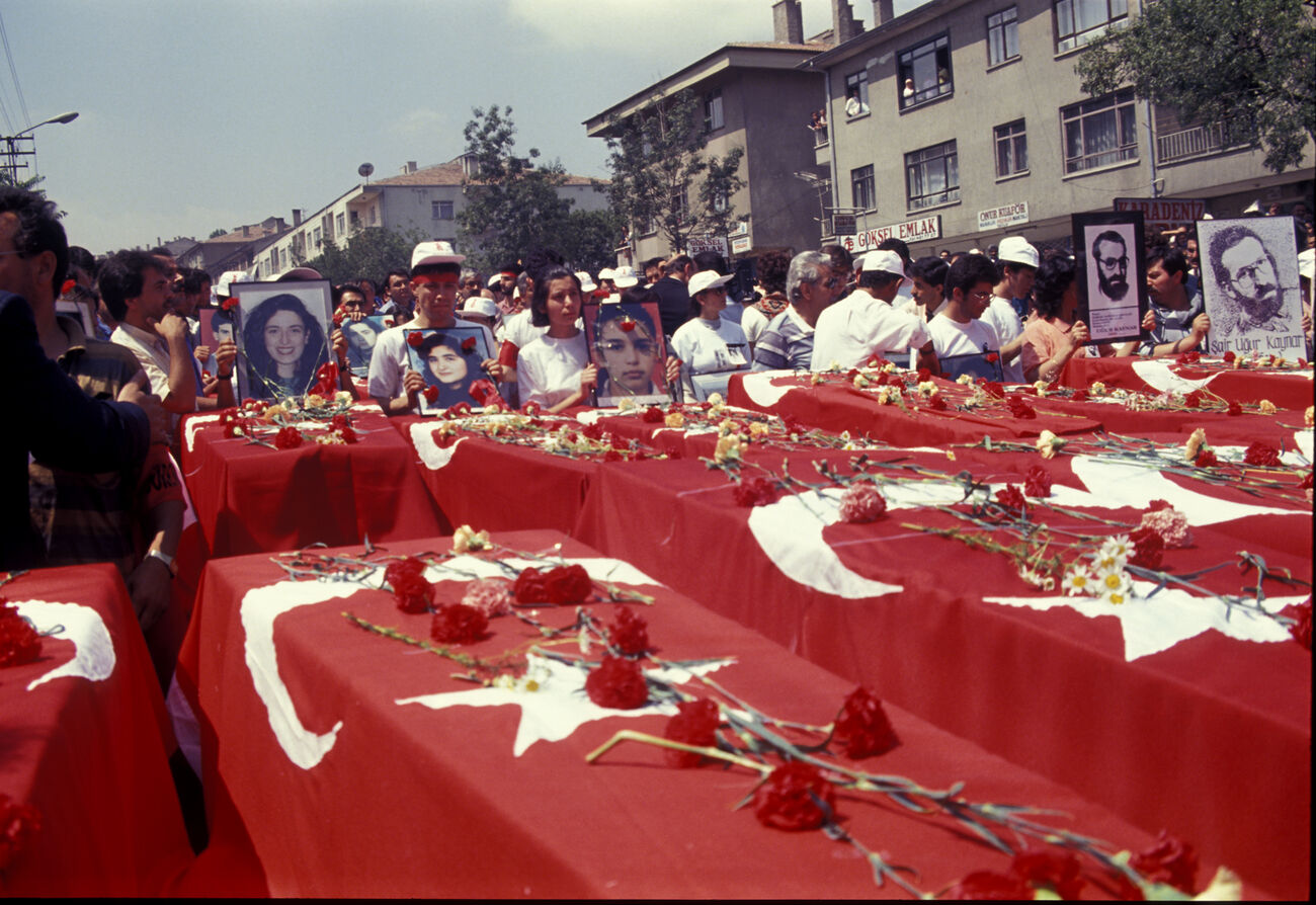 2 Temmuz 1993 günü Kültür Bakanlığı ve Sivas Valiliği'nin katkıları ile Pir Sultan Abdal Kültür Derneği düzenlenen etkinlik yapılamadı; o gün etkinliğe misafir olarak gelen yazar, şair, tiyatro ve sanatçıların kaldığı Madımak Oteli'nde katliam yaşandı. Katılımcılardan 33'ü, 2 otel görevlisi ve otel dışında toplanan saldırganlardan 2 kişi, Sivas Madımak Oteli'nin ateşe verilmesi neticesinde çıkan yangında yaşamını yitirdi. Otelin kundaklanması sonucu katledilen 33 kişinin isimi şöyle: