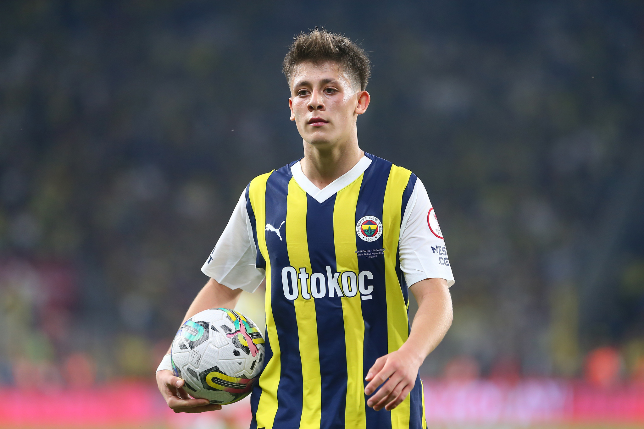 Barcelona ve Real Madrid'in istediği Fenerbahçe'nin genç futbolcusu Arda Güler'in tercihini yaptı. Genç yıldızın Real Madrid’e transfer olması beklenirken, Fenerbahçe Başkanı Ali Koç ile Arda ve ailesi arasında yaşanan görüşmenin de detayları ortaya çıktı.