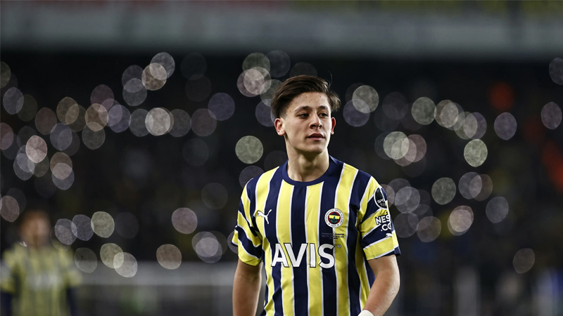 Barcelona ve Real Madrid'i peşinden koşturan Fenerbahçe'nin genç yeteneği Arda Güler'in eflatun beyazlılara imza atması bekleniyor.