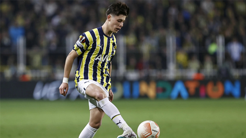 18 yaşındaki genç yıldız, Koç'a ayrılma isteğini bildirdi. Barcelona'ya yakın olan ve Fenerbahçe'de 1 yıl daha oynadıktan sonra gitmesi beklenen Arda'nın, Real Madrid'in kendisi ve ailesini ikna etmesinin ardından kalmamaya karar verdiği öğrenildi.