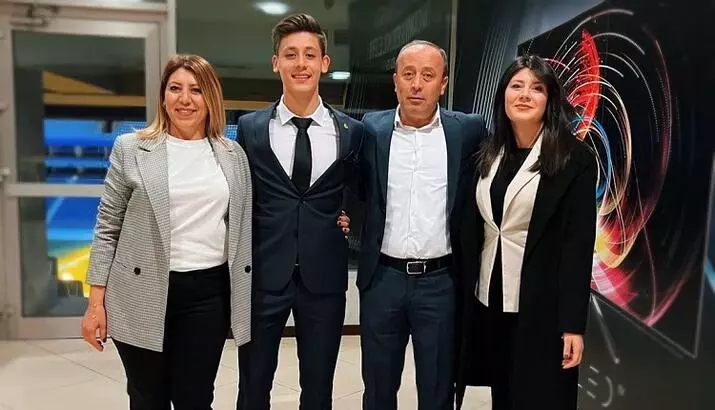  İspanyol medyası da dün gün boyu 18 yaşındaki yıldızın Real Madrid ile Barcelona arasında tercih yapacağını duyurdu.