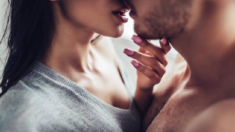 PARTNERLE KONUŞULMALI: Sevinç, zevk ve bağ kurmak, cinsel ilişki sırasında yaşanabilenecek bazı duygulardır. Bu duyguları deneyimlemenin ve paylaşmanın yollarını partnerlerin birbiriyle konuşması daha rahat hissettirecektir