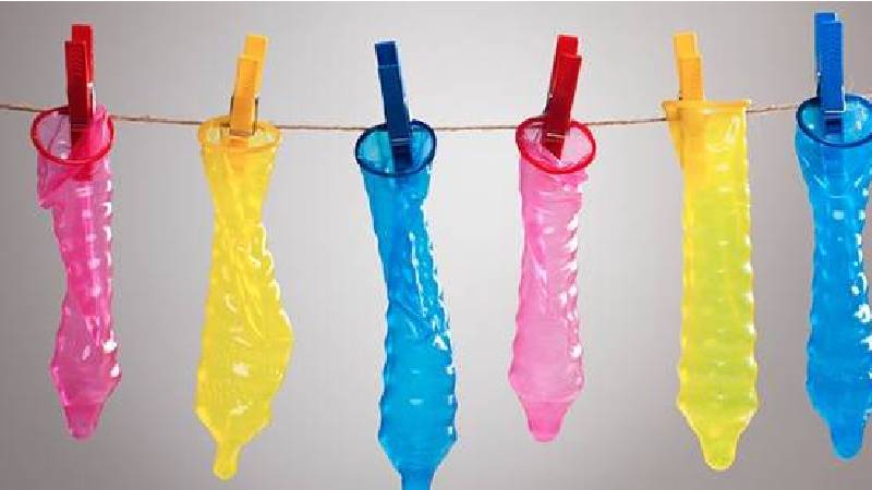 Çoğu kişi ilk cinsel deneyimde kondom kullanılmasına gerek olmadığını düşünür. Ancak bu yanlıştır. Kondom kullanmak, hem istenmeyen gebelikten hem de cinsel yolla bulaşan hastalıklardan korur
