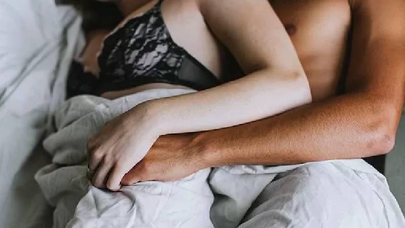 Pek çok kişi izledikleri porno filmlerinden dolayı farklı beklentilere girebiliyor. Ancak gerçekte yine seksin olması gereken bir süre yoktur. Bu da kişisel bir şeydir. Genel olarak penetrasyon, boşalma olana kadar, 10 dakikanın altında sürer.