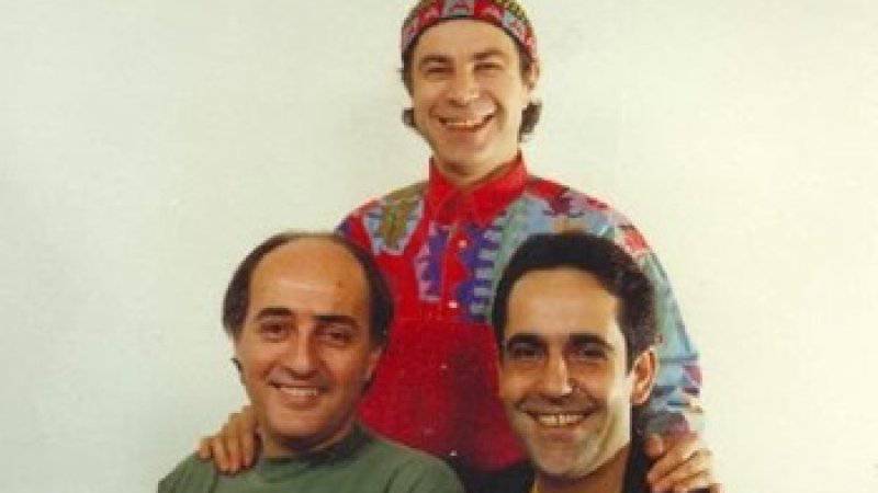 Mazhar Alason, Fuat Güner ve Özkan Uğur'un dostukları eskiye dayanıyor. Üçlü, 1980'li yıllarda ünlü sanatçıların arkasında sahneye çıkarak para biriktirmeye başladı. Daha sonra grup MFÖ, 1984 yılında çıkardığı "Ele Güne Karşı Yapayalnız" isimli ambümüyle şöhreti yakaladı. Albümde yer alan "Ele Güne Karşı", "Güllerin İçinden", "Bu Sabah Yağmur Var İstanbul'da", "Yalnızlık Ömür Boyu" parçaları büyük beğeni topladı. 
