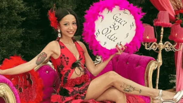 Cesur kareleriyle gündemde olan Zeynep Bastık, 30. yaş gününü İzmir'deki evinde yakın arkadaşlarını davet ettiği bir organizasyon gerçekleştirdi.