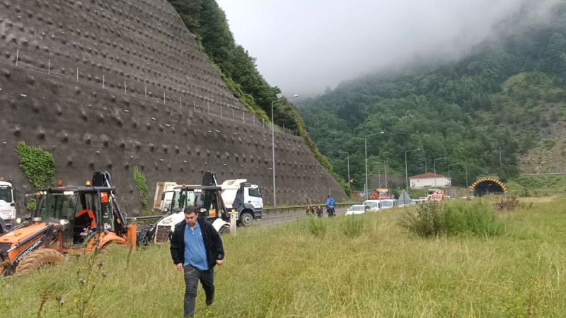 Bolu Dağı Tüneli'nde kayan toprağı kaldırma çalışmaları başladı