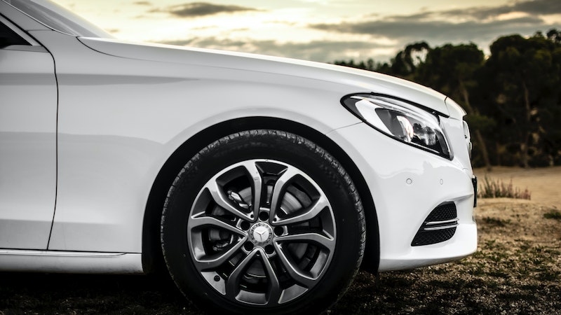 Mercedes-Benz gelen şikâyetlerden oldukça rahatsız olmuştu. İşin üzerine gidince de gerçek ortaya çıktı. Galericiler ve araç alımı yapan kişiler, araç sistemi üzerinde çalışan “bot” yazılımla sisteme düşen araçları otomatik olarak satın alıyorlar. Kredi kartı ve diğer veriler bu programa kaydediliyor ve sistem aracı otomatik olarak satın alıyor.