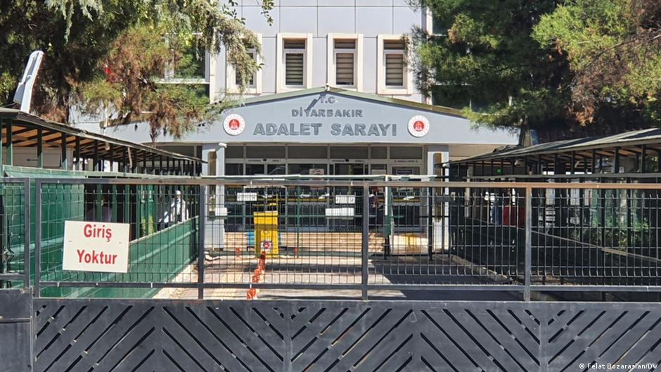 Diyarbakır'daki tutuklu gazeteciler bir yıl sonra hâkim karşısında