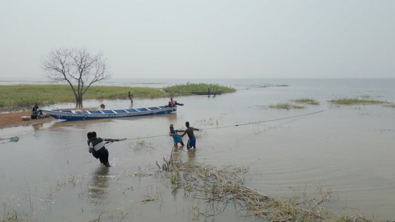 Volta Gölünde çocukların çalışması alışılageldik bir durum.