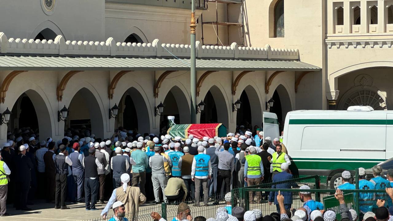 Erol'un cenazesi, kılınan namazın ardından aile mezarlığında defnedildi.