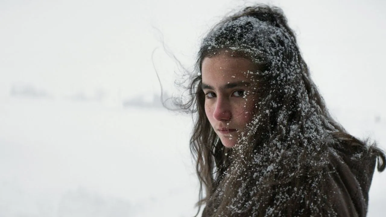 Senaryosu Nuri Bilge Ceylan, Ebru Ceylan ve Akın Aksu tarafından kaleme alınan film, İstanbul'a atanmayı umarken Anadolu'nun ücra bir köyünde zorunlu hizmetinin dördüncü yılını bitiren genç öğretmen Samet'in hikâyesini anlatıyor.