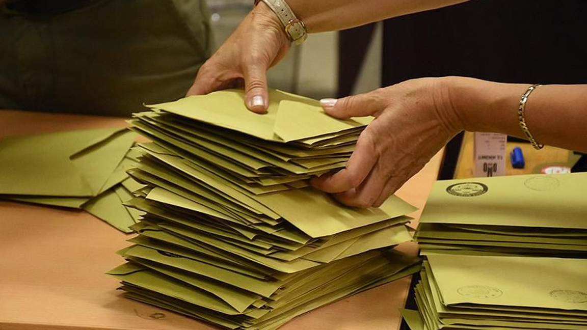 Hbs Araştırma Şirketi, 8-13 Temmuz'da 3 bin 900 seçmenle görüşerek yerel seçimlerde İstanbul'da hangi partiye oy vereceklerini söyledi.
