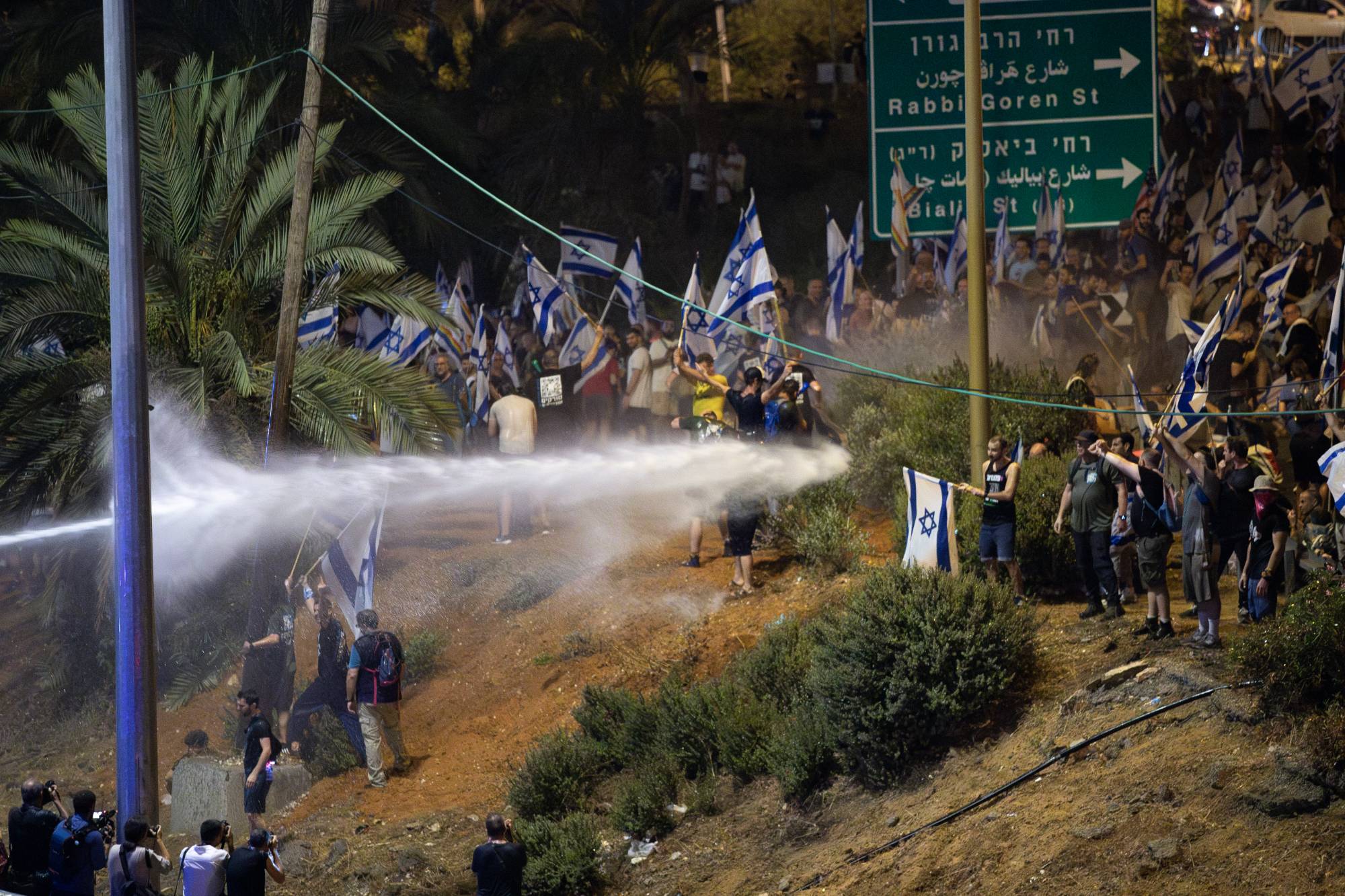 İsrail'de hükümet karşıtı protestolar büyüyor: 161 üst düzey subay istifa etti, polis eylemcilere gaz sıktı