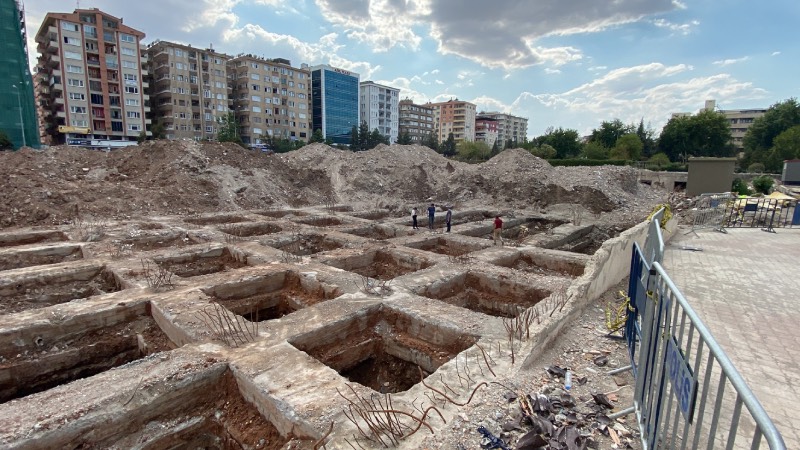 Diyarbakır'da depremde yıkılan binalar için hazırlanan bilirkişi raporu yetersiz bulunmuştu; yeni rapor için numuneler alındı