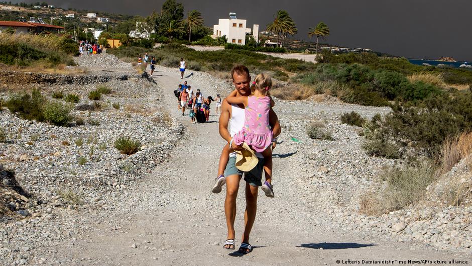 Rodos Adası'ndaki yangın nedeniyle on binler tahliye ediliyor