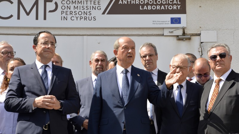 BM'nin öncülüğünde 1981'de Kıbrıslı Türk ve Rum liderler arasında yapılan anlaşmayla kurulan KŞK, 1963'ten 1974'e kadar kaybolan 2002 kişinin cenazelerinin bulunması, kimlik tespitinin yapılarak ailelerine teslim edilmesi için çalışma yürütüyor.Kayıplar için tespit, arama ve mezardan çıkarma faaliyetlerine 2006'da başlayan komite, bugüne kadar 1033 kişinin kimliğini belirleyerek kalıntılarını ailelerine teslim etti. (AA)