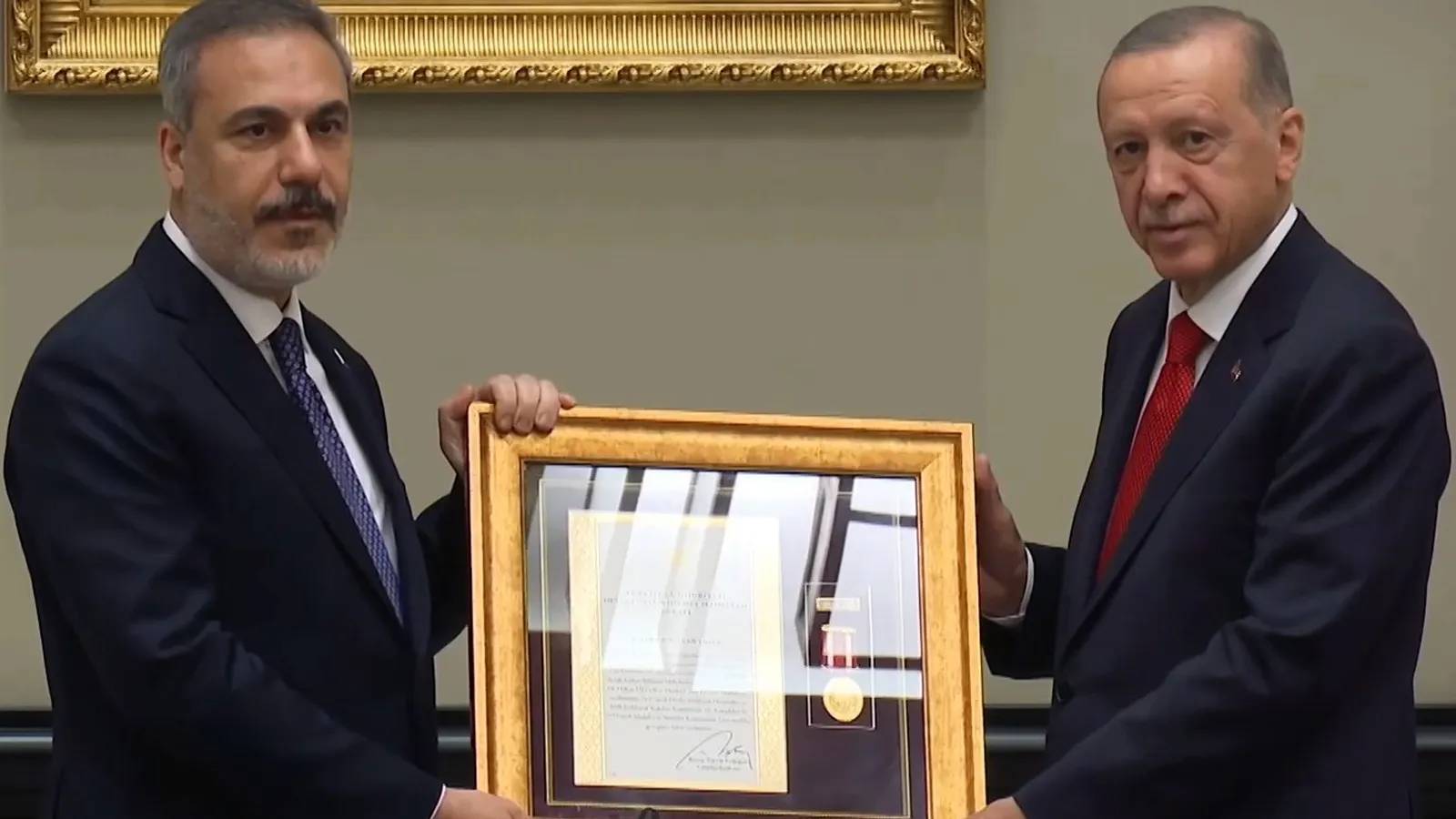 Erdoğan'dan Hakan Fidan'a üstün hizmet madalyası