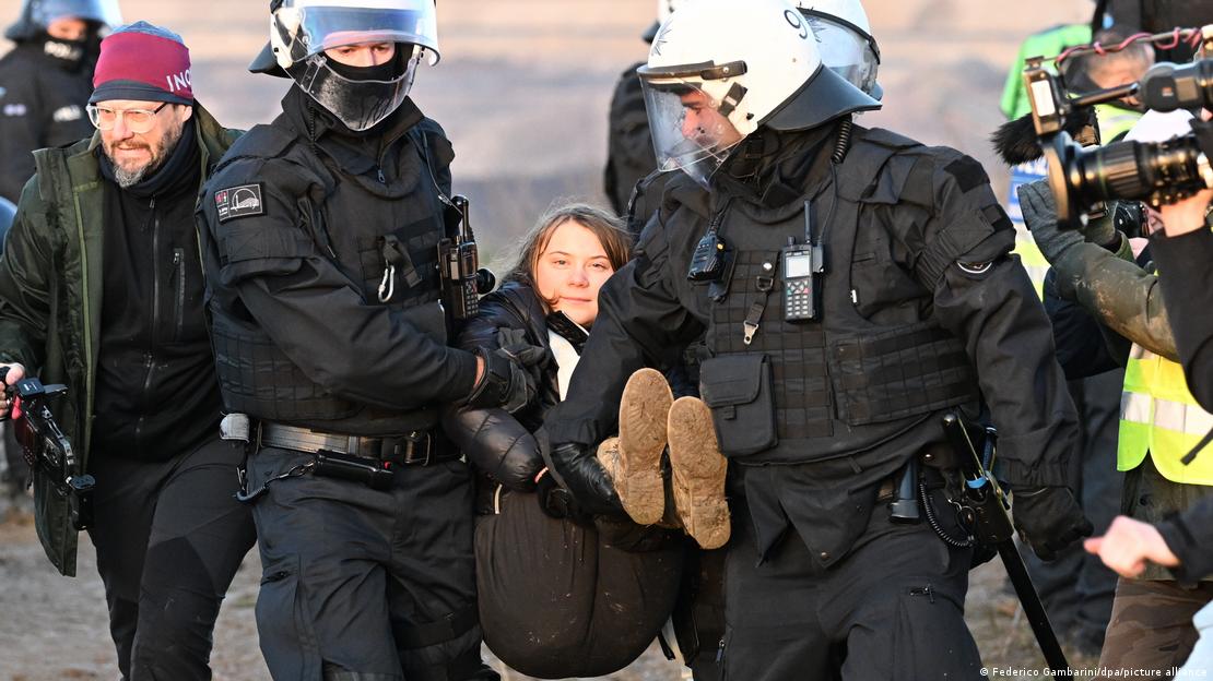 Ünlü çevre aktivisti Greta Thunberg Lützerath'ta polis tarafından gözaltına alınıyor.Ünlü çevre aktivisti Greta Thunberg Lützerath'ta polis tarafından gözaltına alınıyor.
