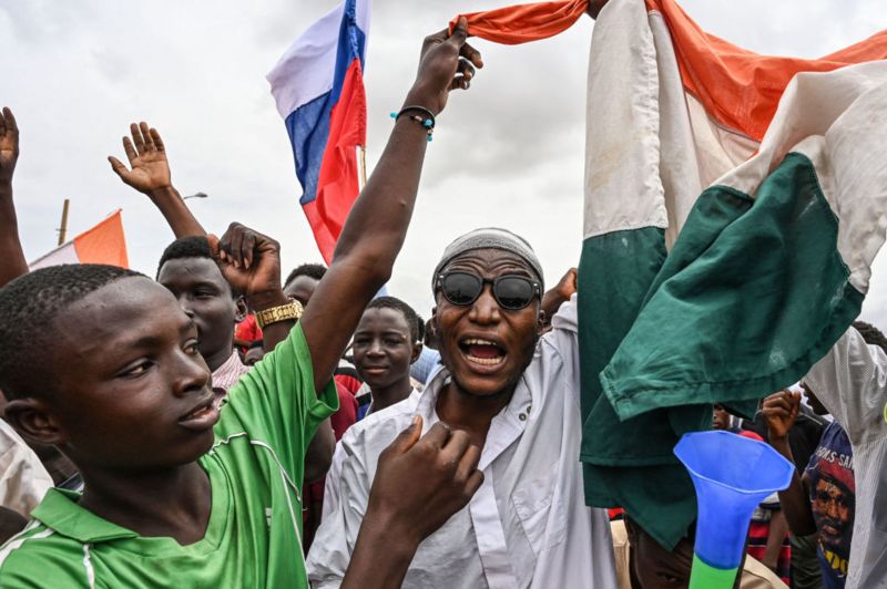 Fransa'ya ait askeri üs önünde toplanan göstericiler Rusya ve Nijer bayrakları taşıdı