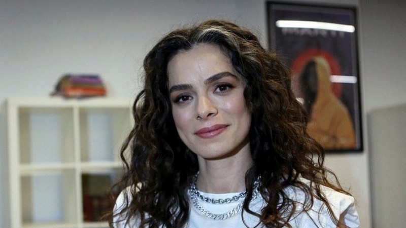 Özge Özpirinçci ise kızı Mercan'ın doğumu ile birlikte ekranlara kısa süreli bir ara vermişti. Son olarak Fox TV'de karşımıza çıkan Özpirinçci, Sandık Kokusu dizisiyle ekrana dönecek.