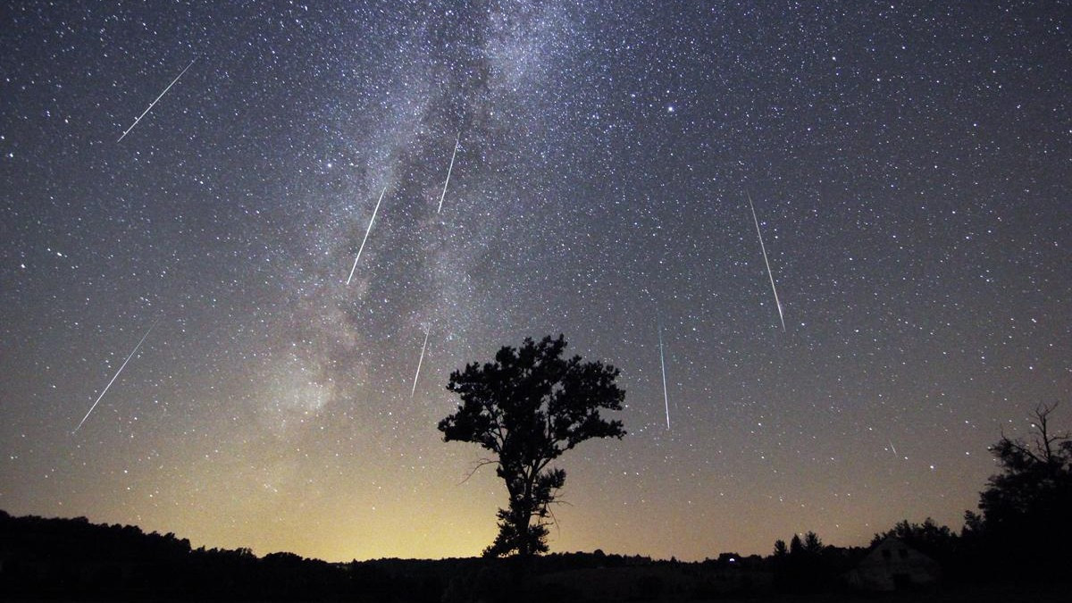 Meteor yağmuru nasıl oluşur?  Halk arasında gök taşı olarak da bilinen meteorlar, gökyüzünde konumlanan cisimlerden kopan küçük parçalara verilen addır. Kimi zaman atmosferin çekim alanı içerisine giren meteorlar, bu aşamada uzayda çok hızlı bir hızda ilerler.  Uzayda çok hızlı bir şekilde hareket eden meteorlar, arkalarında ışık izi bırakarak gider. Yaşanan bu hızlı ilerleme ile birlikte hava ile sürtüşme yaşanır ve meteorda kızışma meydana gelmektedir. Oluşan bu kızışmaya da meteor yağmuru denmektedir ve eğer meteor yağmuru gece vaktinde gerçekleşirse, çıplak gözle bile izlenebiliyor.