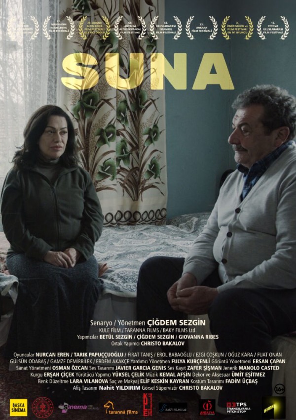 Suna: Suna, erkek egemen dünyada istediği şekilde yaşamaya çalışan, yersiz yurtsuz bir kadının hikayesini konu ediyor. Ellili yaşlarda bir kadın olan Suna, geçimini hasta bakıcılık ve temizlikçilik yaparak sağlar. Yıllar önce evini kaptan Suna, kimi zaman akrabalarında kimi zamansa arkadaşlarının yanında kalır. İmam nikahıyla Veysel ile evlendirilen Suna, İstanbul'dan ayrılarak Veysel'le ıssız bir köyde yaşamaya başlar. Kocasının her ihtiyacını karşılayan Suna, onunla aynı yatağı paylaşmayı istemez. Bu durum onun psikolojisinin bozulmasına neden olur ve gizli içki içmeye başlar.
