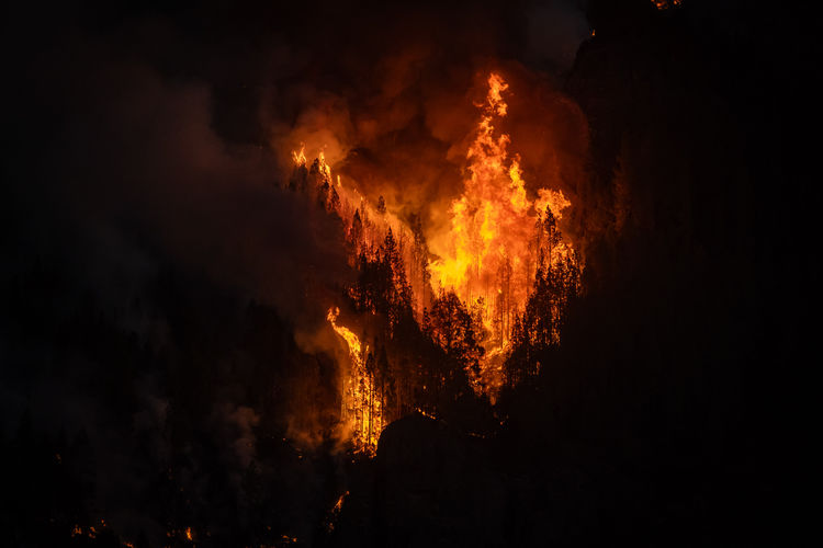 Yetkililer, 15 Ağustos'tan bu yana Kanarya Adası'nın en büyük doğal parkı dahil 5 bin hektarlık alanın yandığını kaydetti. Tenerife meteoroloji yetkilileri ise sıcaklıklıların artmaya devam etmesinin beklendiği bilgisini paylaştı.