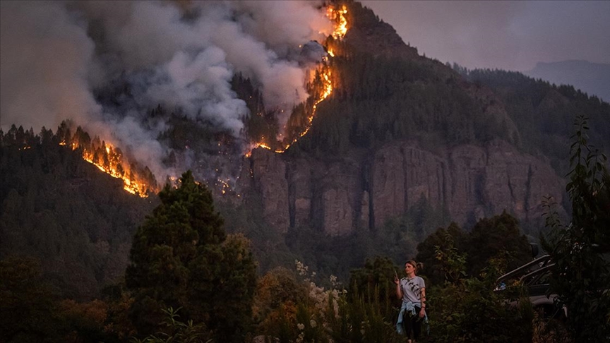 Kanarya Adaları Özerk Yönetimi Başkanı Fernando Clavijo, basına yaptığı açıklamada, "Dün gece meteorolojik koşullar açıkçası çok şiddetliydi. Rüzgar, sıcaklar ve koşullar tahmin ettiğimizden çok daha kötüydü, yangının kuzeye sıçramasına neden oldu." dedi. Yangını söndürme çalışmalarında 200'den fazla personelle 13 uçak ve helikopterin görev aldığı bilgisi paylaşılmıştı.