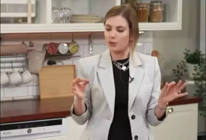Danla Bilic ise bu soruya 'Hayır İbrahim ile evlenmem' diye yanıt verdi. Bu yanıtın ardından Eda Ece 'İbrahim benim çok iyi arkadaşım. Çok kibar ve iyi bir çocuk. İşinde gücünde. Termetiz bir insan. Çocuk 43 yaşında şuan evlenip çocuk yapmak istiyor. Ben ona birini arıyorum gerçekten. İbrahim senin işine karışmaz, kıskanmaz. Çok efendi ve akıllı biri ben onu çok seviyorum' diyerek Danla Bilic'i ikna etmeye çalıştı.
