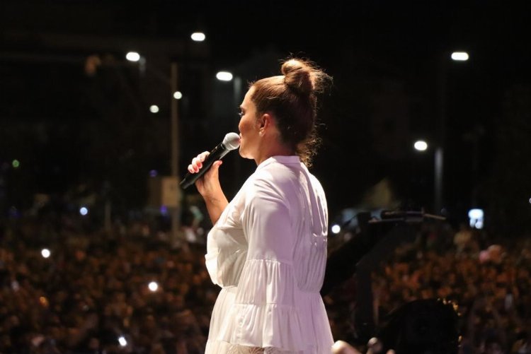Alnındaki şişliği gösteren Demet Akalın, bir arkadaşının da ellerinin ezildiğini anlattı.