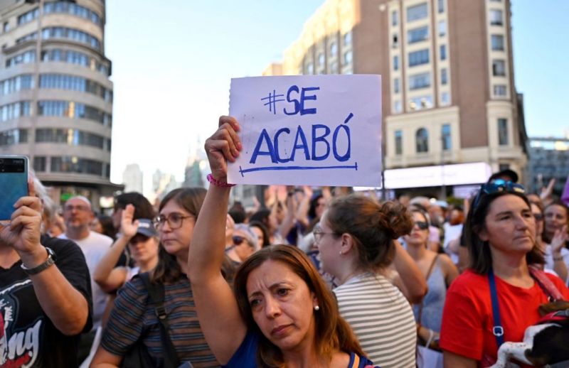 Madrid'de Pazar günü yapılan gösteride "Artık Bitti" sloganı çok sayıda pankartta yer aldı
