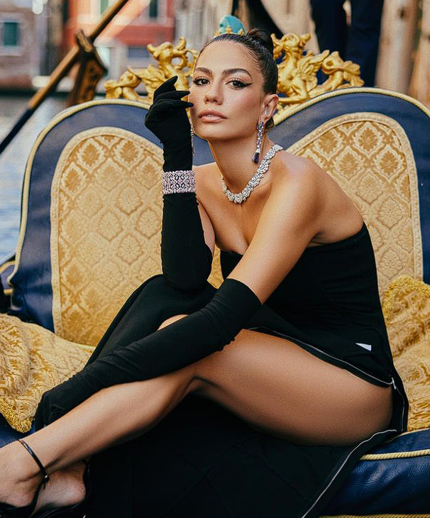 Söz konusu kareleri sosyal medya hesabından paylaşan Özdemir, shopsuz yayınlanan kareleriyle karşılaştırılınca görenler hayrete düştü.