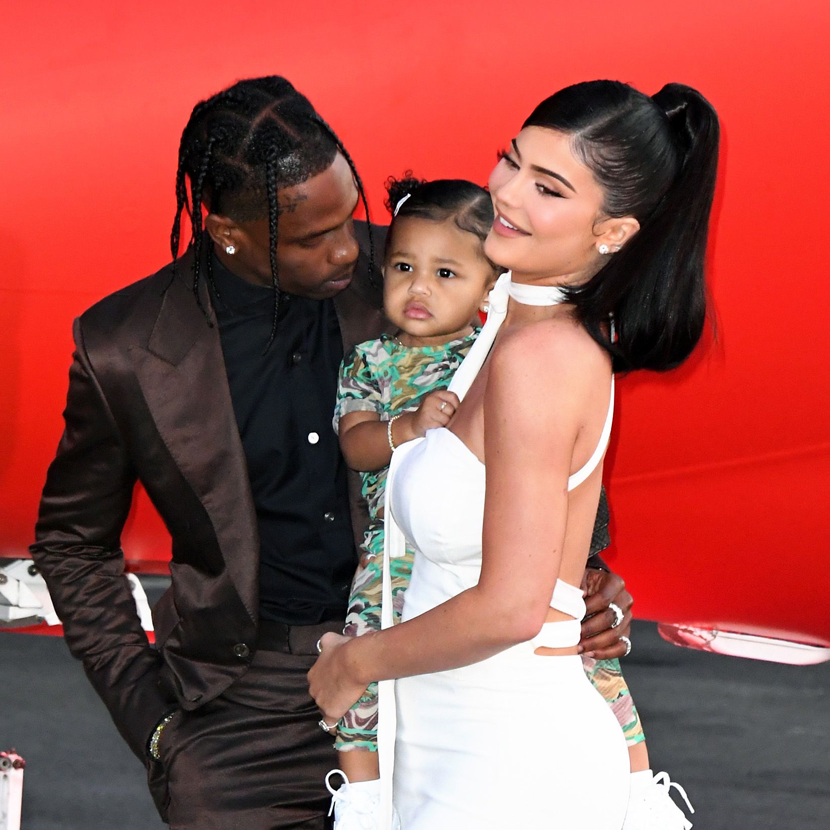 Kylie Jenner ve Travis Scott 2017 yılında ilişkilerine başlamıştı. 2018 yılında ise Stormi adını verdikleri kızları dünyaya geldi.