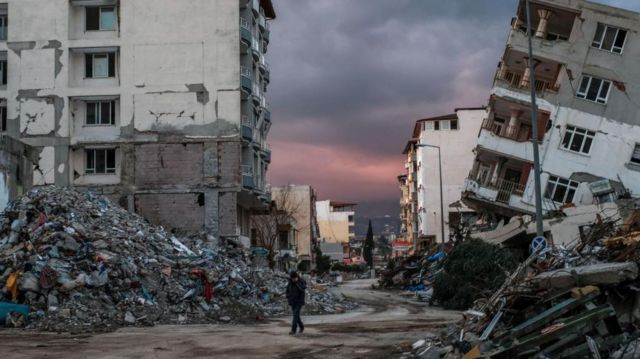 "Türkiye’de, her il sınırı kapsamında beklenen en büyük deprem: Bartın M6.7, Batman M<6.5, Bayburt M<6.5, Bilecik M<6.5, Bingöl M7.2, Bitlis M6.5, Bolu M7.5, Burdur M7.0, Bursa M7.1. Buradaki büyüklükler yalnız il başkentinde değil, tüm il kapsamındadır. <6.5 6,5’dan küçük demektir."
