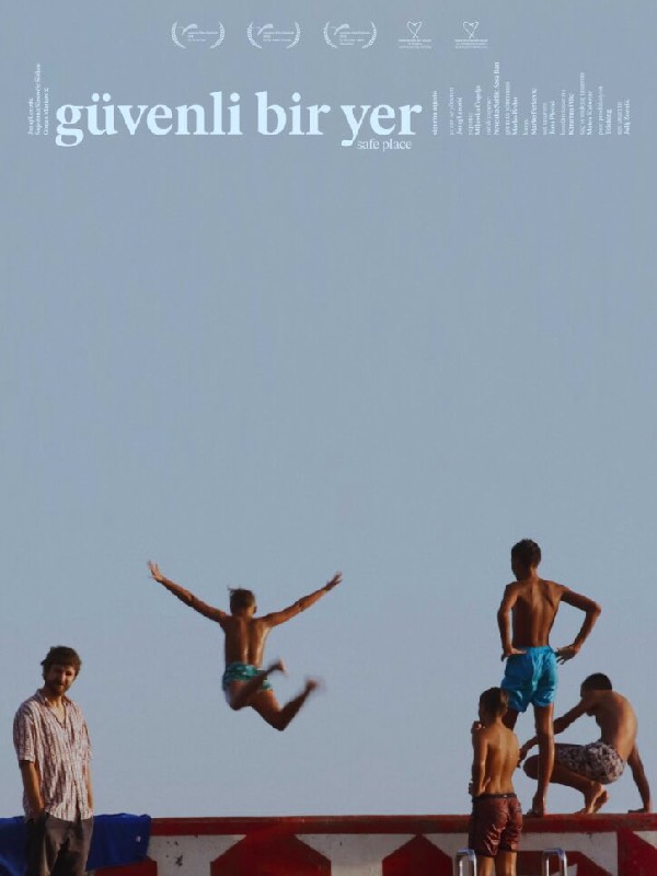 Güvenli Bir Yer: Güvenli Bir Yer, ailesi onu kurtarmaya çalışırken kendi canına kıymaya çalışan Damir'in hikayesini konu ediyor. Damir ve ailesinin hayatı, Damir'in intihar girişiminde bulunmasıyla alt üst olur. Yaşanan acı olayın ardından hayatları kökten değişen Damir'in annesi ve kardeşi, bir gün boyunca onu hem kendinden hem de sistemden korumaya çalışır.