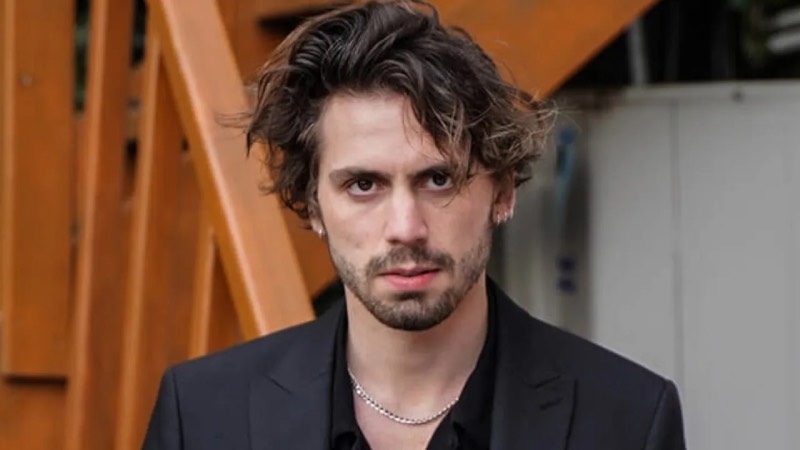 "KARAKTERİ ARIYORUM" Yalı Çapkını'nda Halis Ağa'nın torunu Kaya'ya hayat verecek olan Tekin, "Çok sevdiğim dostlarımla oynuyorum. Muhteşem bir cast, çok mutluyum. Ortama alıştım, herkes hemen kucakladı. Çok tatlı bir ekip, sadece karakteri arıyorum" dedi.