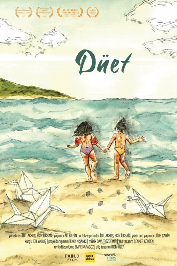 Düet: Senkronize yüzme sporu aracılığıyla tanışan Mısra ve Defne, yıllardır birlikte mücadele eder. 2016 Rio Olimpiyat elemelerinde duet kategorisinde yarışan ikili, elendiklerinde vakit kaybetmeden 2020 Olimpiyatlarına hazırlanmaya başlar. Ancak bir süre sonra antrenörleri Natalie,hiçbir sebep gösterilmeden görevden alınınca Mısra ve Defne yıkıma uğrar. Bu durum onların performanslarında da bir düşüşe neden olur. Bunun üzerine imkanların kısıtlılığı ve Kovid-19 pandemisi eklendiğinde düet için yeni bir yol ayrımı belirir.