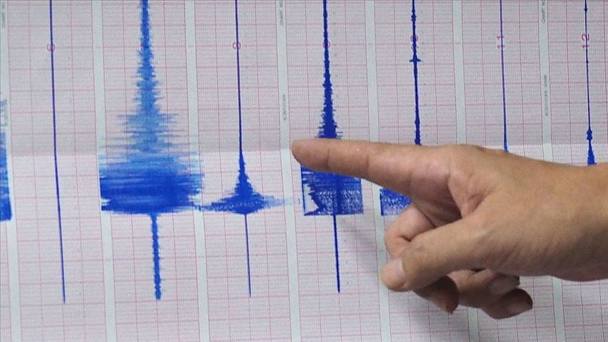 AFAD Deprem ve Risk Azaltma Genel Müdürü Orhan Tatar, olası İstanbul depremiyle ilgili DHA’ya özel açıklamalarda bulundu. 262 gözlem istasyonuyla depremi oluşturması düşünülen fayın takip edildiğini belirten Tatar, “Depremsellik ve bölgenin izlenmesi açısından baktığımızda şunu gururla söyleyebilirim; Marmara bölgesi, dünyanın belki de en iyi izlenen bölgelerinden birisi. En yoğun, en etkili şekilde birbirinden farklı yöntemlerle sismik aktivitenin izlendiği en iyi bölgelerden bir tanesi diyebilirim. Şu anda bölgede 262 civarında deprem gözlem istasyonumuz var” dedi.
