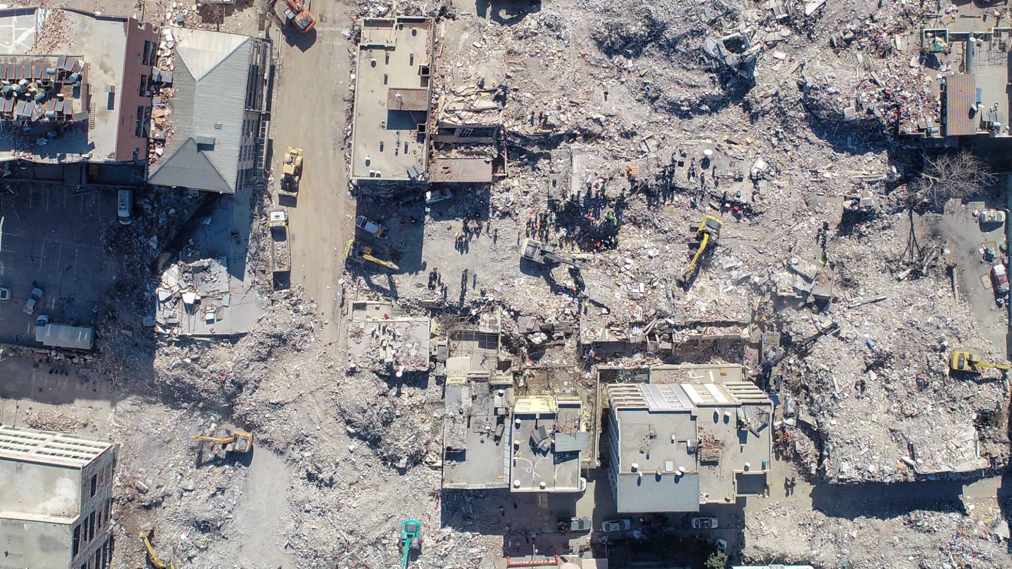 Kahramanmaraş'ta 6 Şubat'ta meydana gelen ve ‘asrın felaketi’ olarak nitelendirilen depremlerin ardından gözler yeniden İstanbul'a çevrildi. AFAD Deprem ve Risk Azaltma Genel Müdürü Orhan Tatar, kurum olarak İstanbul'da yaptıkları çalışmalı anlattı. Olası bir depremde müdahale ve tahliye konularının önemine değinen Tatar, “İstanbul'da 1999 depreminden sonra deprem riskinin arttığını söylemek mümkün. İstanbul özelinde olası bir depreme karşı hazırlık çalışmaları yapılırken, devletimizin tüm kurumlarının yaptığı gibi AFAD da kendi sorumluluk alanı içine giren konularda İstanbul'la ilgili bütün çalışmalarını yoğun bir şekilde sürdürüyor. Bu işin biliyorsunuz birkaç farklı ayağı var. Bunlardan birisi müdahale ayağı, bir diğeri tahliye konusu çok önemli. İstanbul için özellikle tahliye planlarının çok sağlıklı ve uygulanabilir, sahada karşılık bulacak bir şekilde olması gerekiyor. Bu konuda AFAD İstanbul İl Müdürlüğümüz bünyesinde bütün paydaşlarımızla birlikte özellikle Türkiye Afet Müdahale Planı'na paydaş olan tüm kurumlarımızla birlikte bu çalışmalar yoğun şekilde yürütülüyor” ifadelerini kulandı.
