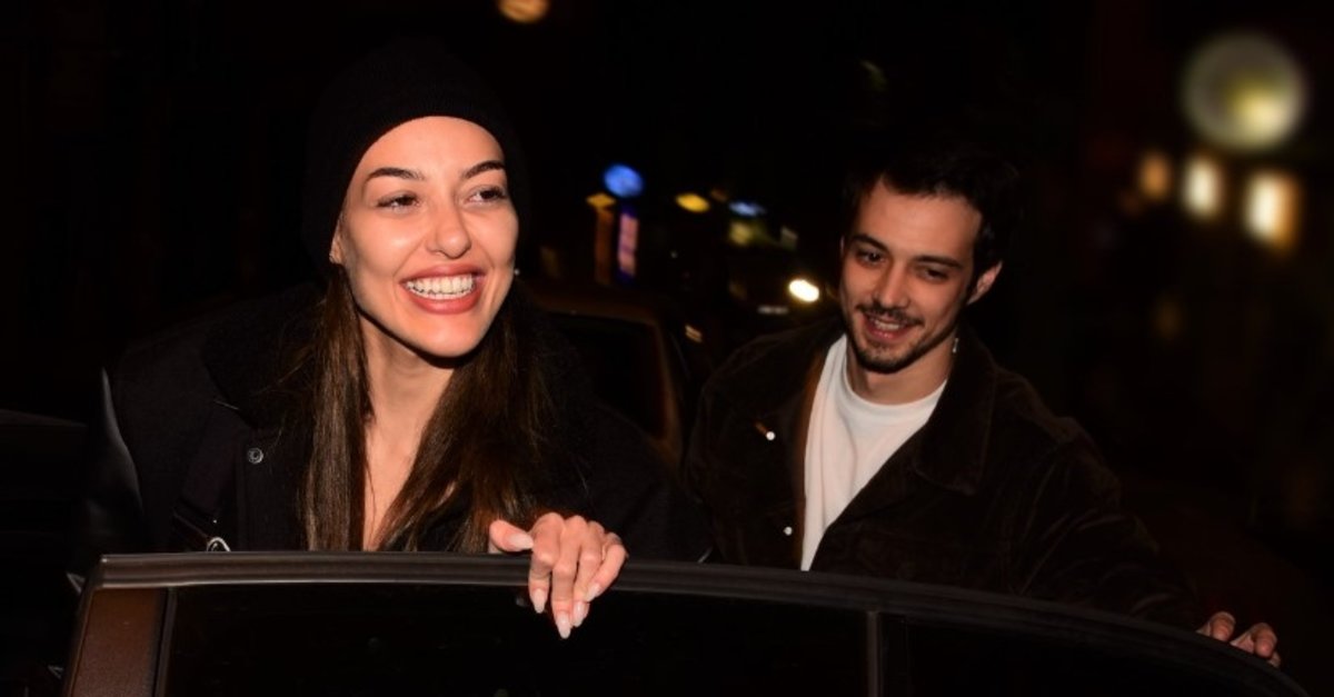 “Güzel bir gece geçirdik. Yaz bitti, çalışmaya devam edeceğiz. Eğlendik ve dinlendik” diyen oyuncuya Dilan Çiçek Deniz’le biten ilişkisi hakkında sorular yöneltildi.