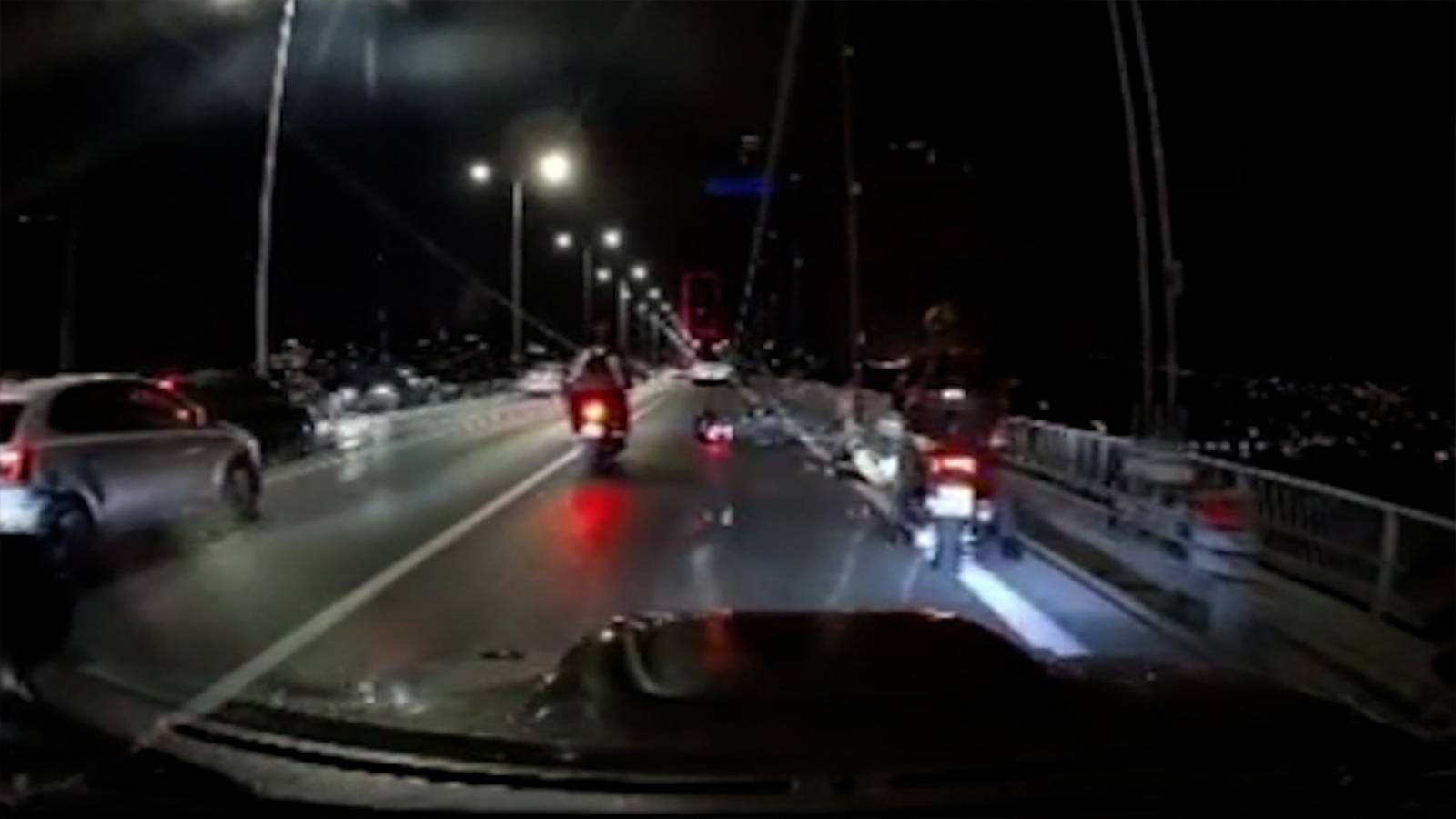 Motosikletli trafik polisine otomobilin çarptığı anlar kamerada