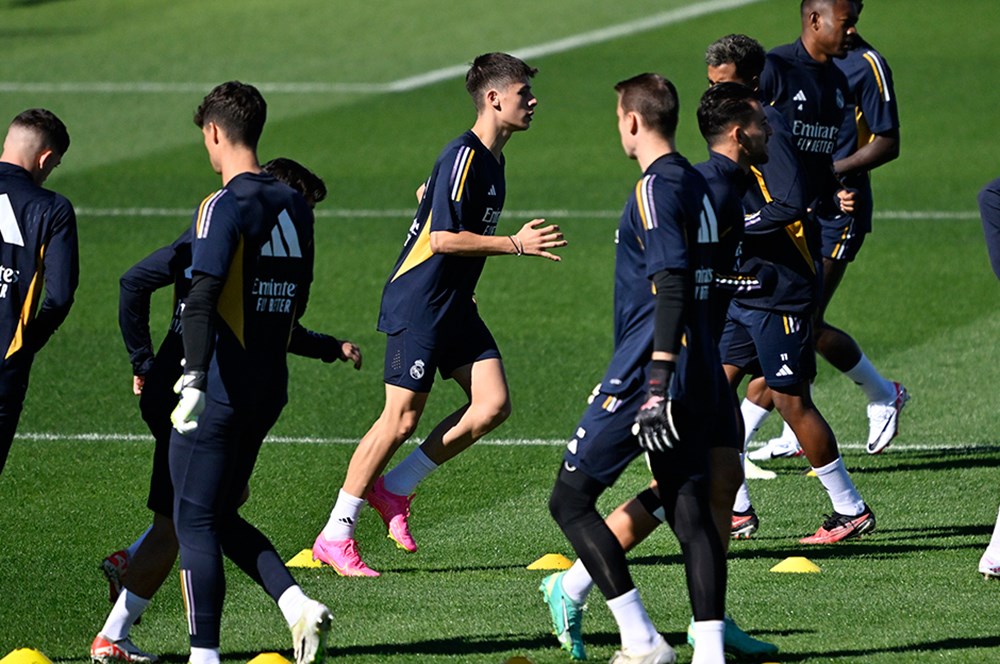 İspanya'nın Real Madrid takımının teknik direktörü Carlo Ancelotti, yarın deplasmanda Atletico Madrid'e karşı oynanacakları Madrid derbisinde sakatlıktan çıkan futbolculardan Arda Güler ve Dani Carvajal dışında hepsinin kadroda olacağını açıkladı.