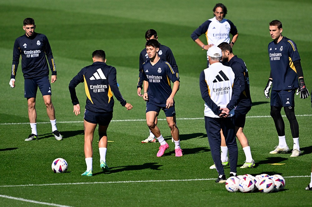 Ancelotti, mide ağrısından perşembe günkü antrenmana katılmayan Jude Bellingham'ın da normale döndüğünü ve Atletico Madrid'e karşı forma giyeceğini söyledi.