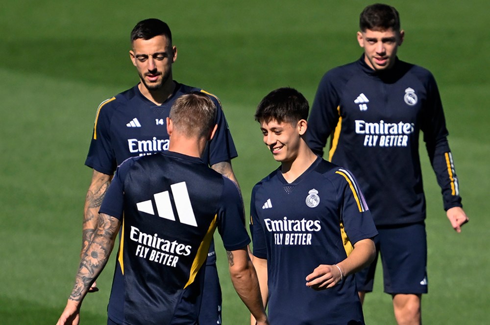 "Sadece Kross veya Modric değil Valverde ya da Tchouameni'yi de yedek kulübesinde bırakmak çok zor. Orta sahada rekabet çok fazla. Değişiklik yaptığımda futbolcunun üzgün çıktığını, yerine girenin de çok mutlu olduğunu görüyorum. Üzgün olmasını anlıyorum çünkü iyi oynamadığı için değiştirdiğimi düşünüyor. Oysa kulübede gerekli kaynaklarım olduğundan ve taze kan olması için değişiklik yapıyorum. Eğer yüzde 100'ü vermezlerse üzgün olmalılar. Özellikle yedekten girenler."
