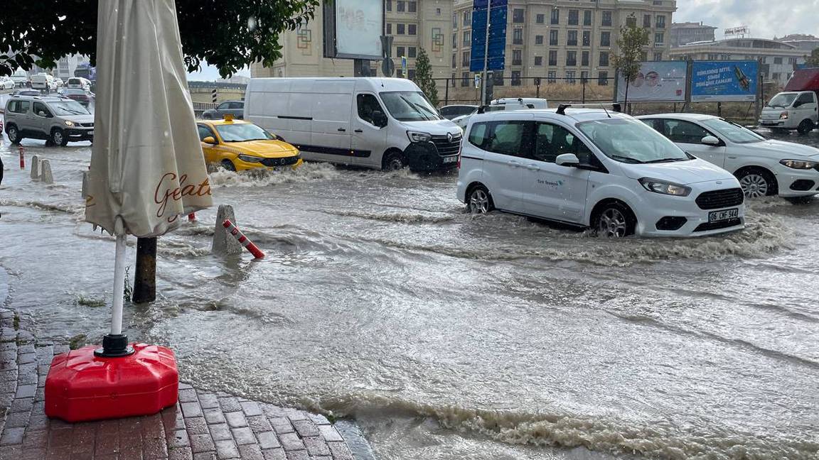 İstanbul'da kuvvetli yağış etkili oluyor: Vali Gül ve AFAD'dan art arda uyarı! 